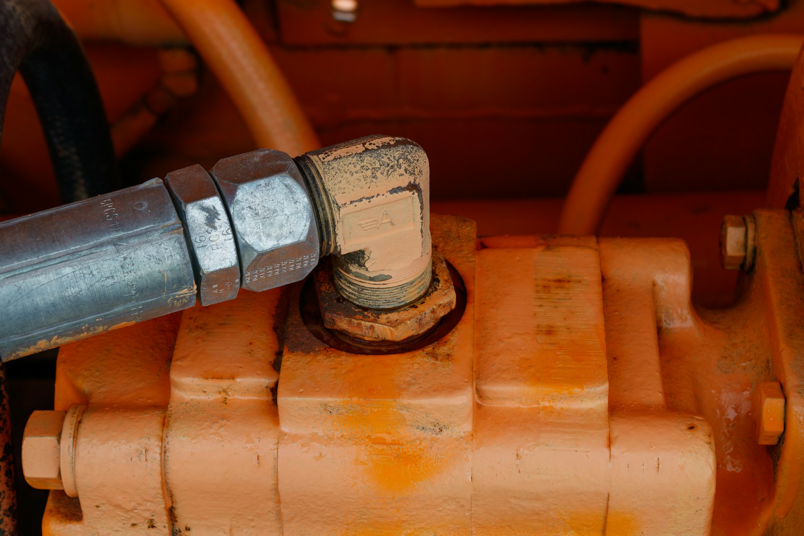 Dlaczego węże hydrauliczne wymagają dodatkowej ochrony w trudnych warunkach pracy?